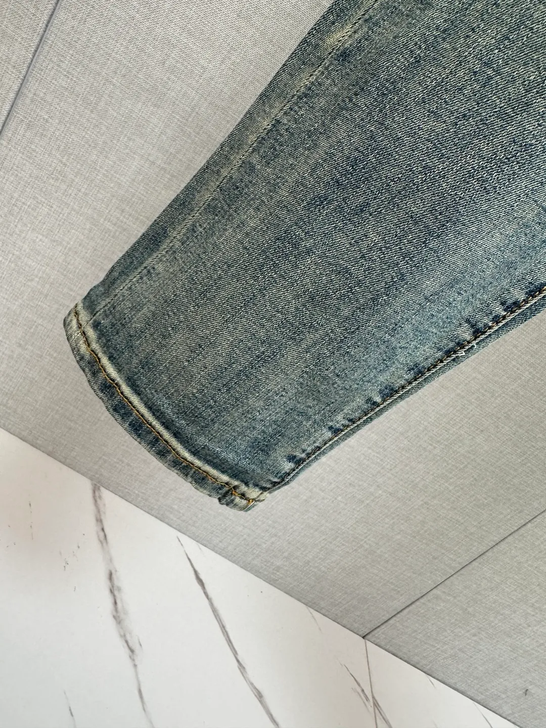 Available at the official website counter at the same time, the Original is a very stylish pair of jeans, with customized original washed denim fabric, unique design, top-notch printing technology letter pattern logo, original hardware accessories decoration, an extremely outstanding pair of jeans, the materials and craftsmanship are extremely luxurious and exquisite, extremely high-grade, handsome and stylish upper body, recommended 👍, Sizes: 29-38